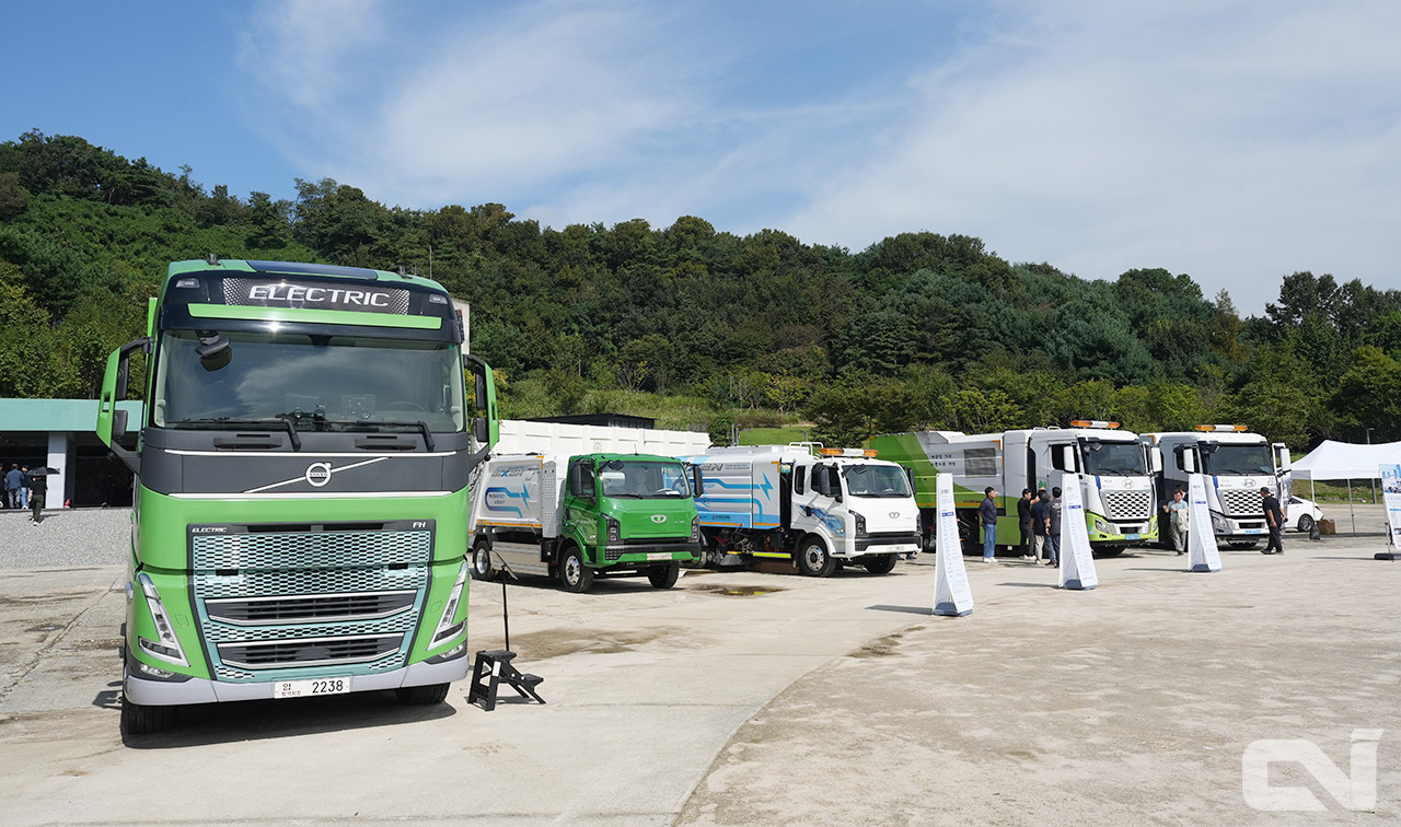 서울특별시가 25일 서울시 마포구에 위치한 문화비축기지 문화마당에서 친환경 청소차 시연회를 개최했다. 시연회에 참석한 타타대우모빌리티와 볼보트럭코리아, 신정개발특장차의 청소차 진열 모습