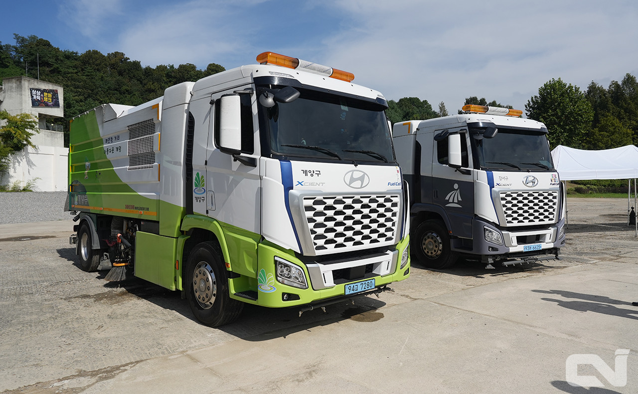 신정개발특장차는 현대자동차 엑시언트 수소연료전지트럭(FCEV) 기반의 도로분진노면청소차와 살수차를 시연했다. 