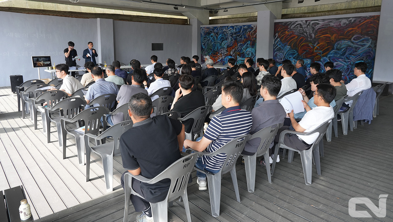 참석자들이 장지선 서울시 기후환경본부 도시청결팀 팀장의 안내를 경청하고 있다.