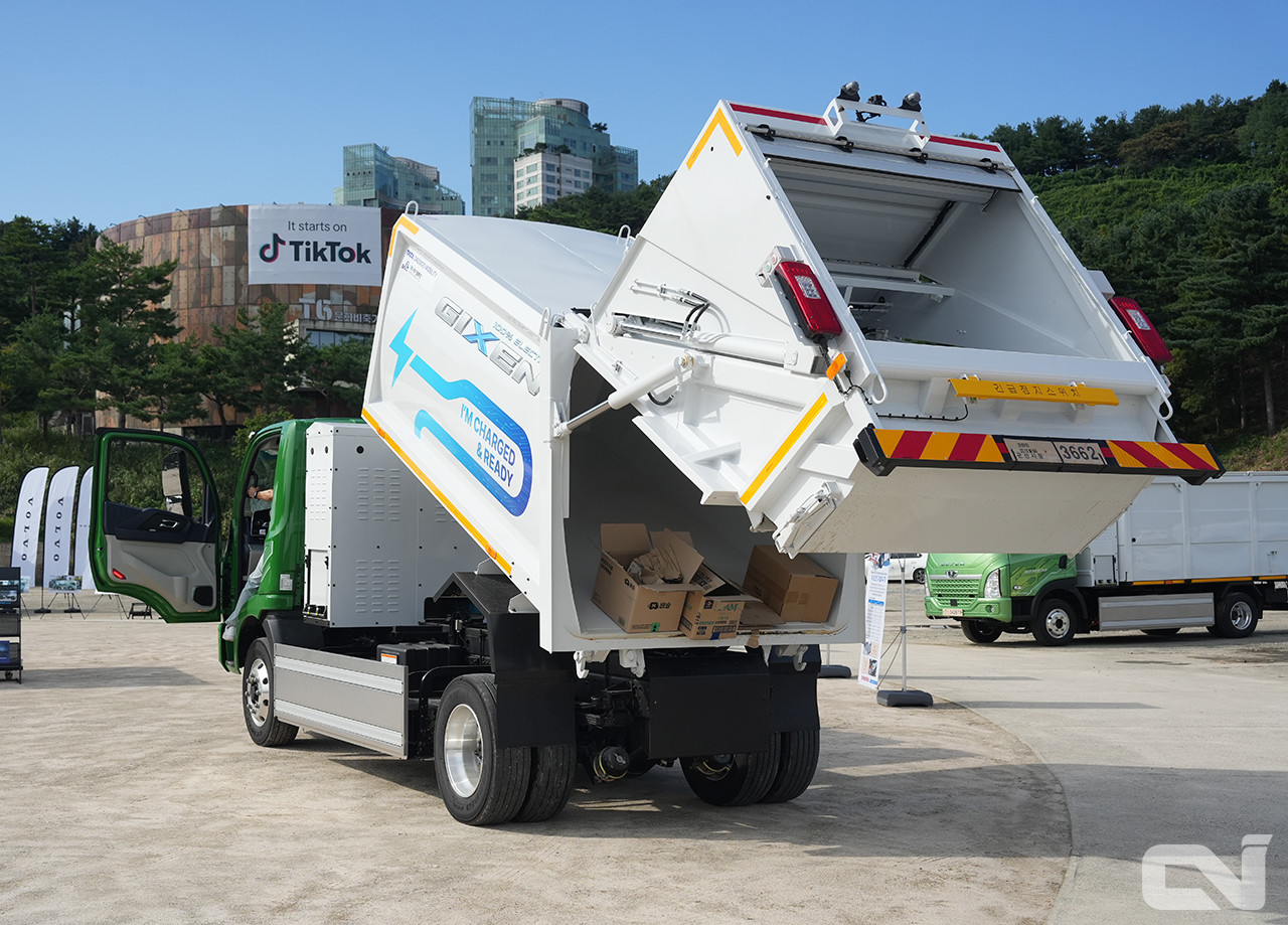 타타대우는 준중형 전기트럭 '기쎈(GIXEN)' 모델을 기반으로 한 재활용품수거차, 압축형 재활용차, 노면청소차 3종을 시연했다. 