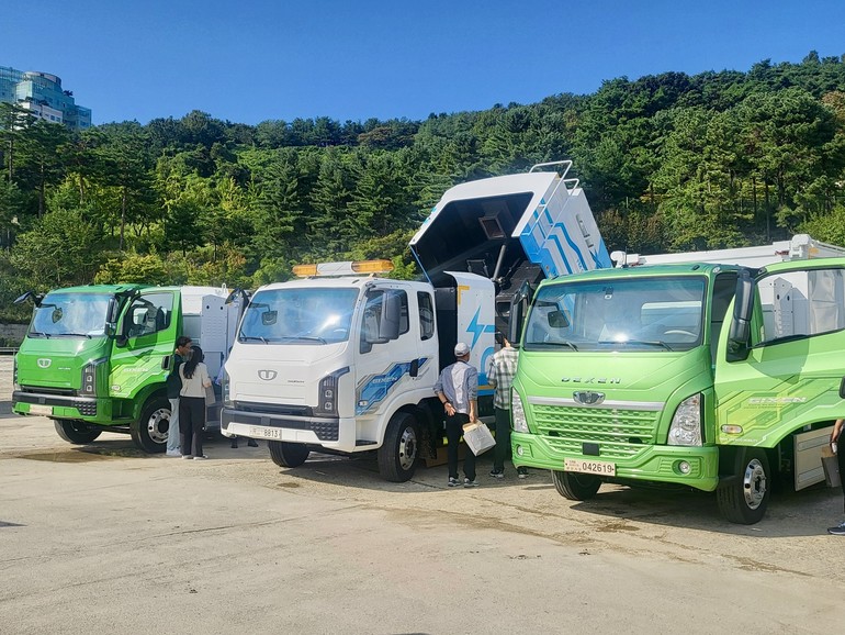 타타대우모빌리티가 '친환경 청소차 시연회'에 참가해, 전기트럭 "기쎈(GIXEN)'을 기반으로 제작한 전기 청소차 3종을 공개했다.