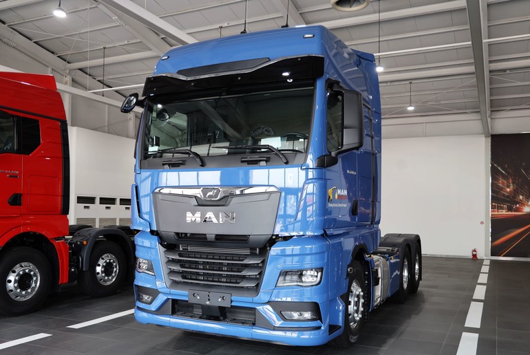 신형 D26 유로6E 엔진을 장착해 출력과 효율성 모두 극대화된 뉴 MAN TGX 540마력 트랙터의 모습