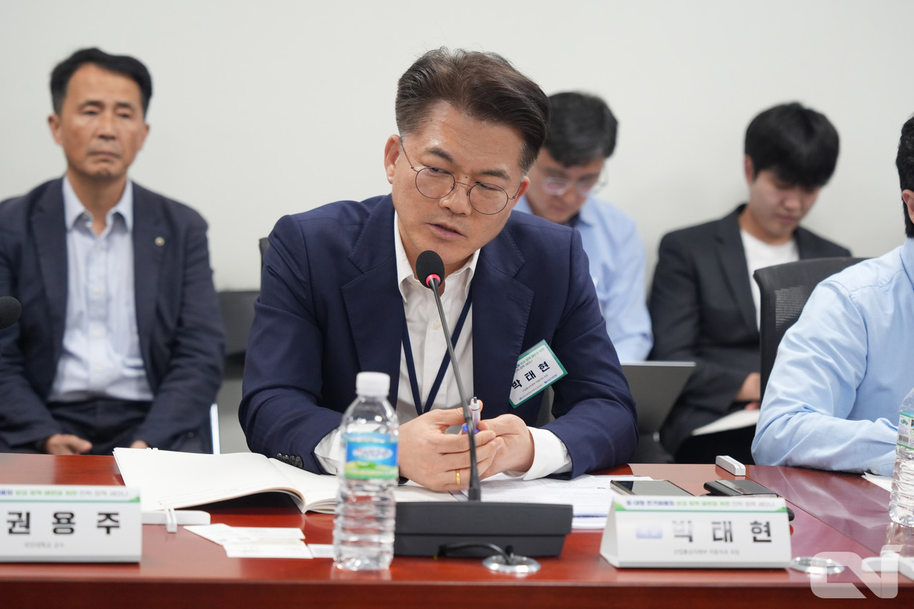 박태현 산업통상자원부 자동차과 과장은 지금까지 중대형 화물차는 에너지 밀도 등을 고려할 때 수소 쪽에 초점이 맞춰져 있었던 게 사실이라며, 수소 충전소 설치가 어렵고 전기차의 에너지 밀도와 경제성이 계속 올라가는 상황에서 이제는 중대형 전기 화물차도 검토할 때가 됐다고 밝혔다.