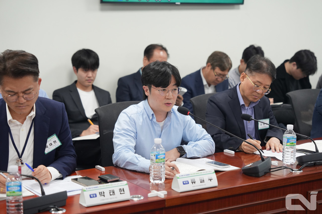 환경부 류필무 대기미래전략과장 대신 토론에 참석한 강찬 사무관은 중·대형 전기트럭 시장 출시 동향을 살펴 보조금 지급을 검토하고 있다며 구체적인 추진 방향을 밝혔다.