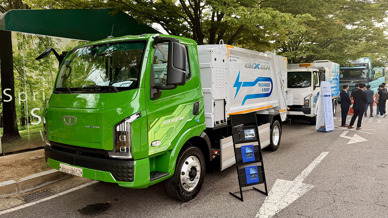 타타대우의 준중형 전기트럭 기쎈 압축형 전기 재활용품 수거차량과 전기 노면청소차량의 모습. 