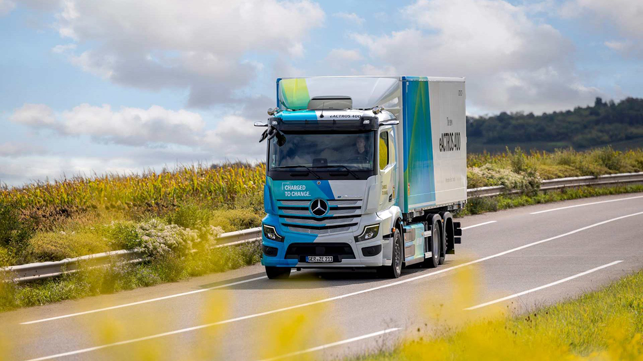 벤츠트럭이 2022년 출시한 1세대 'e악트로스 400'의 후속 모델과 함께 상세 스펙을 공개했다. 