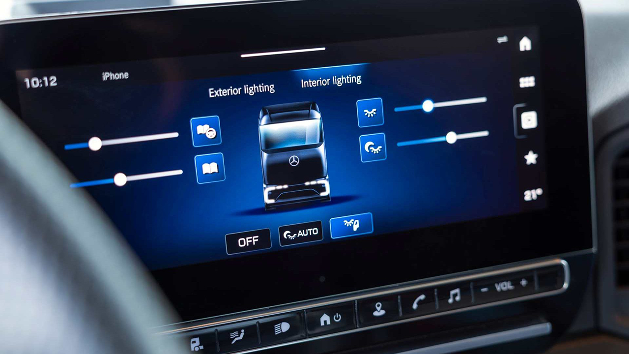 플래그십 모델인 e악트로스 600과 동일한  멀티미디어 콕핏 인터랙티브 2(Multimedia Cockpit Interactive 2)이 장착된 모습. 