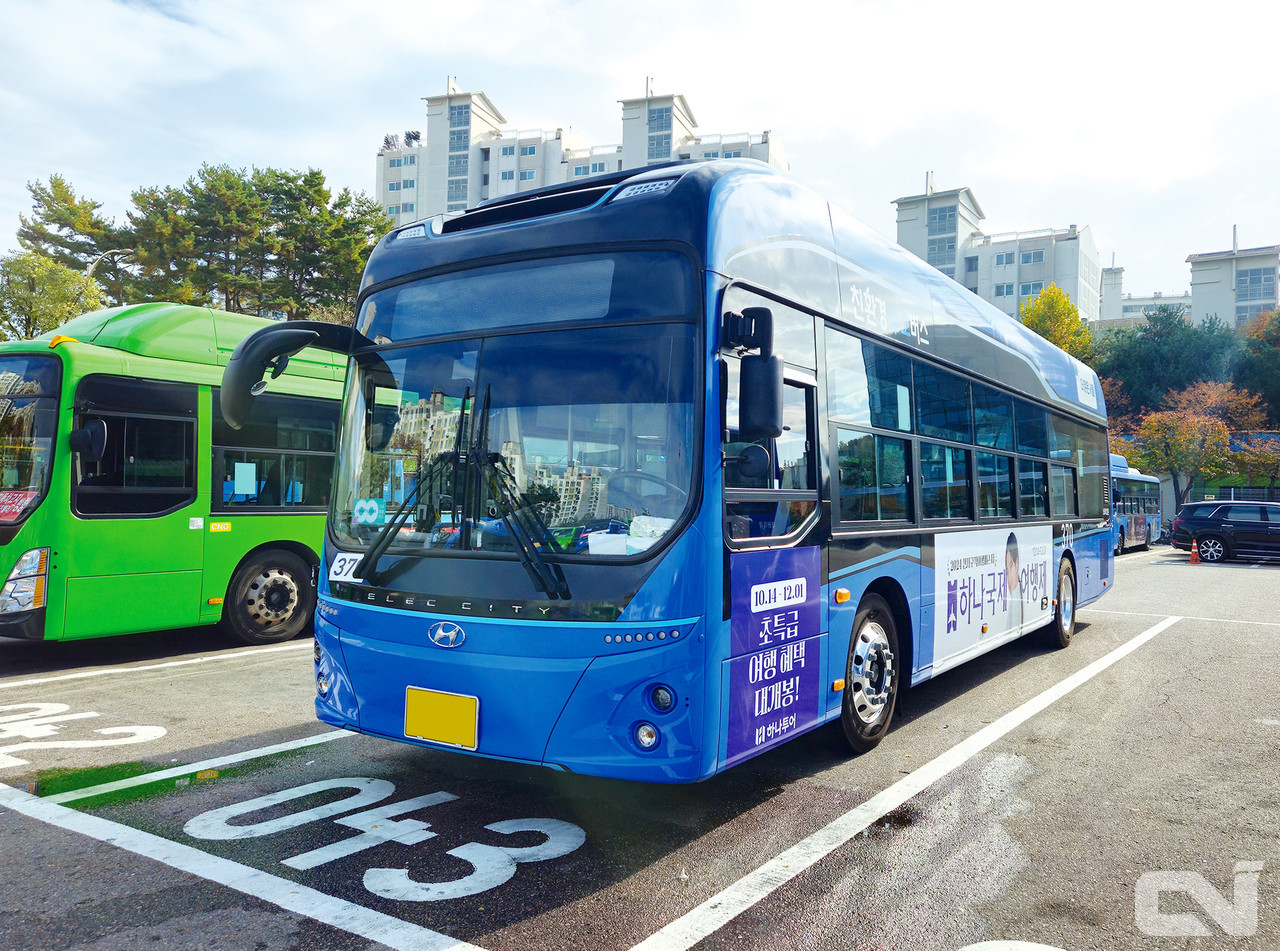 중대형 버스 시장의 친환경 전환 확산으로 도심 곳곳을 주행하고 있는 전기버스의 모습. 