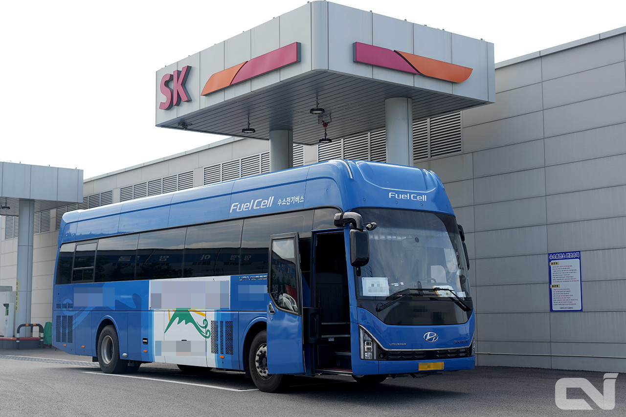 SK 내트럭 인천수소충전소에서 충전 중인 유니버스 수소전기버스(FCEV)의 모습