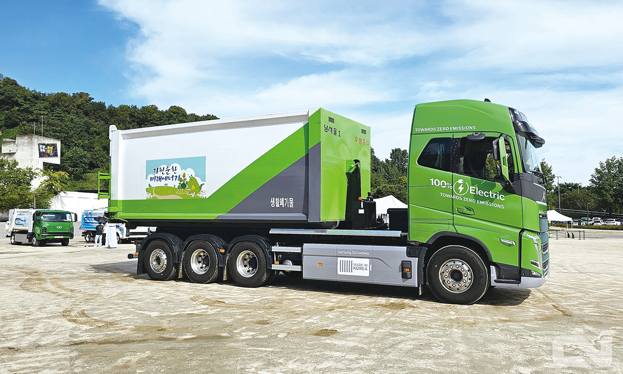 지난 9월 25일 마포구 문화비축기지에서 진행된 중대형 청소차 시연회에 참가한 볼보트럭 'FH 일렉트릭' 암롤트럭의 모습.