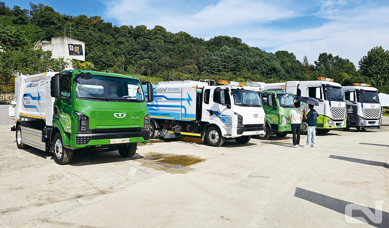 지난 9월 25일 마포구 문화비축기지에서 서울시 자치구 관계자들이 참석한 가운데, 전기 및 수소 기반 중대형 청소차 시연회가 진행됐다. 시연회에는 볼보트럭 ‘FH 일렉트릭’ 암롤트럭과 타타대우 ‘기쎈’ 청소차, 현대 수소청소차가 참가했다.