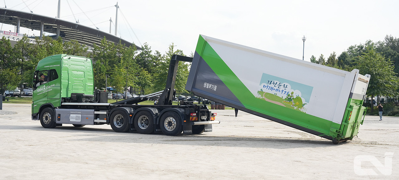 볼보트럭은 대형 전기트럭 FH 일렉트릭 기반의 25~28㎥급 전기암롤트럭을 시연했다.
