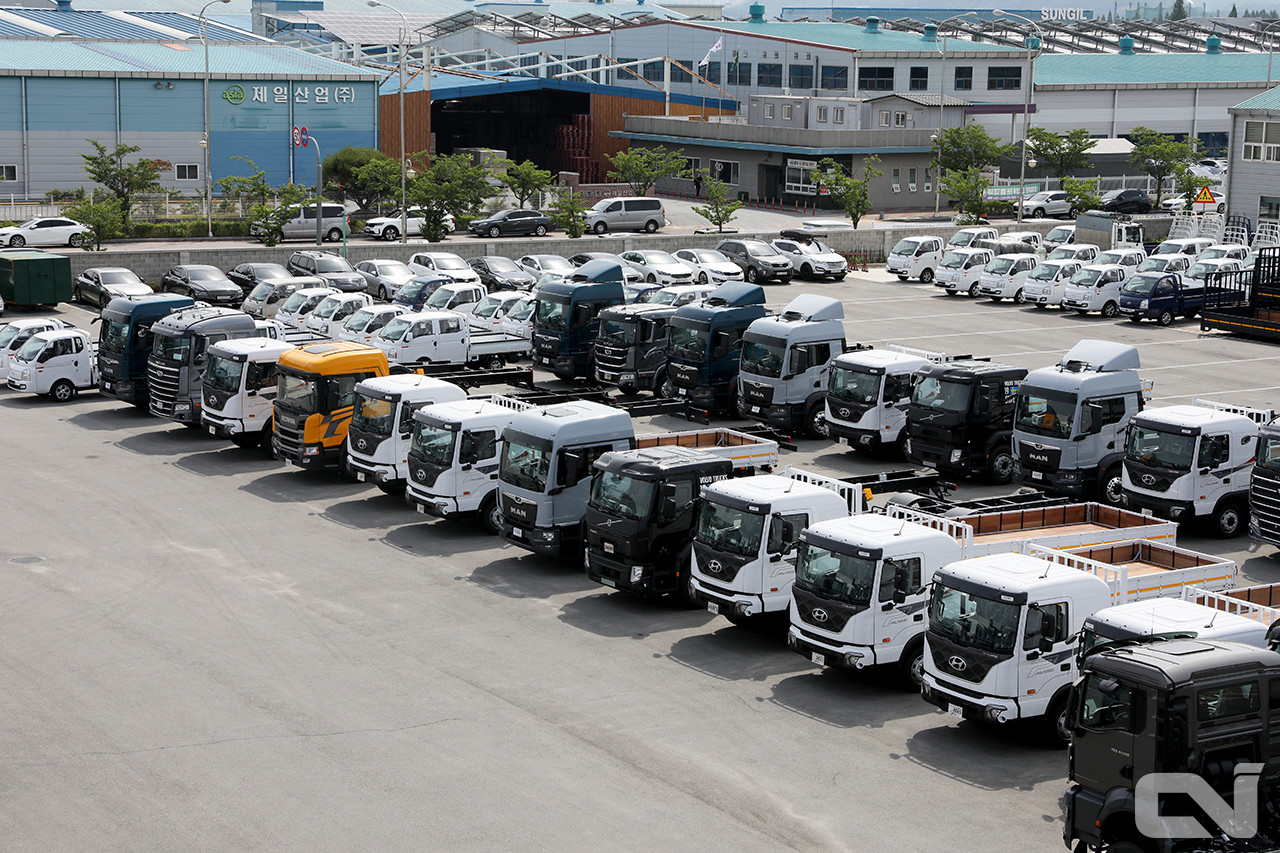 한국상용트럭 손을 거쳐 나갈 준비를 하고 있는 트럭들.