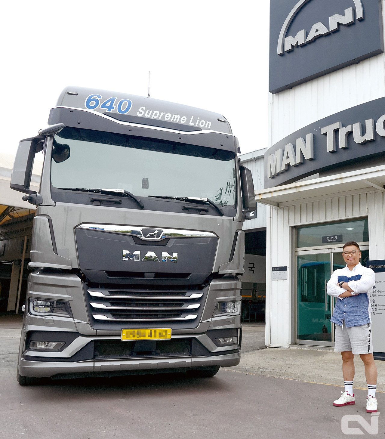 화물운송 경력 32년의 베타랑 트럭커 김태영 사장과 'MAN TGX 640 슈프림 라이온'의 모습. 