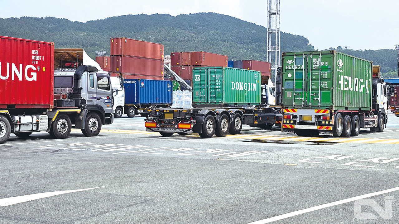 지난해 12톤 이상 카고트럭과 탱크로리, 컨테이너 트레일러, 벌크시멘트 트레일러(BCT) 등 일반화물 차주들이 응답한 월평균 총 운송수입(이하 매출액)은 평균 1,258만 원으로 나타났다.