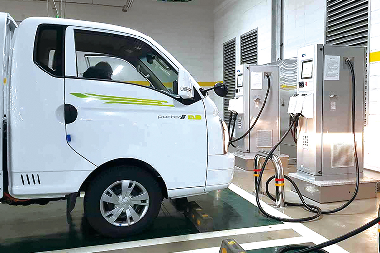 디젤 포터와 봉고의 단산으로, 내년부터는 전기와 LPG 시대 완전 열릴 전망이다. 사진은 1톤 전기트럭 '포터2 EV'가 충전 중인 모습 