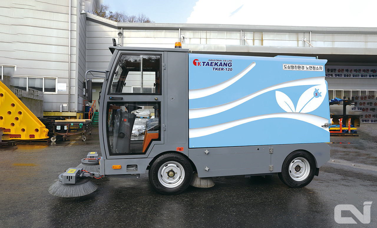 전용 섀시캡으로 작업 효율성을 높인 태강기업의 '전기노면청소차'