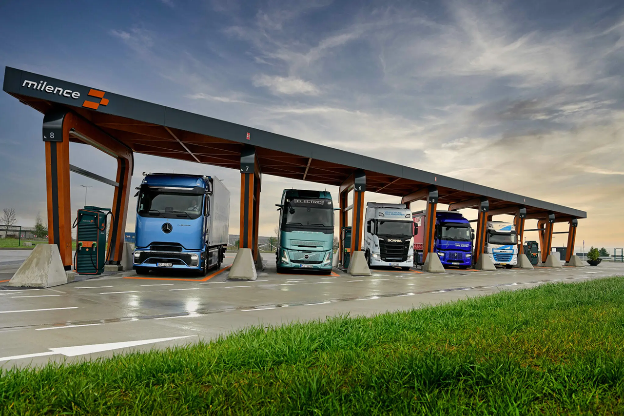 유럽의 대형 전기트럭들이 충전 중인 모습.