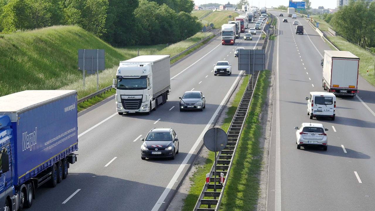 유럽연합이 대형트럭의 이산화탄소 배출 감축을 규정하면서. 현지 트럭업계는 친환경 차량 판매를 확대하고 있다. 