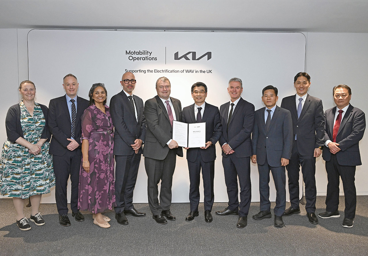 기아와 모타빌리티 관계자들이 기념 촬영을 하는 모습