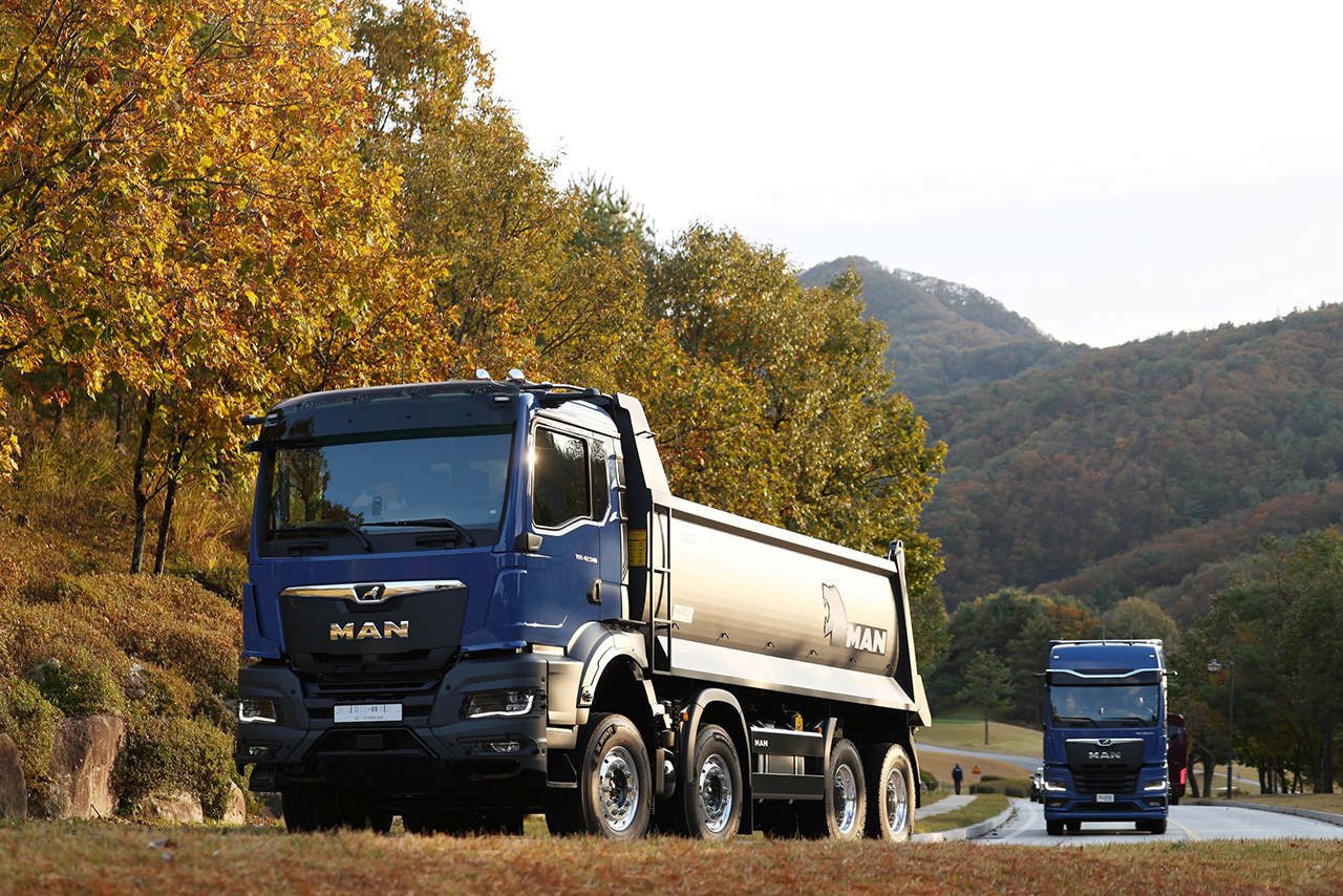 리조트 내 마련된 시승 코스를 통해 고객이 신형 D26 유로 6E 파워트레인 및 주행 감각을 직접 경험할 수 있도록 제공했다.