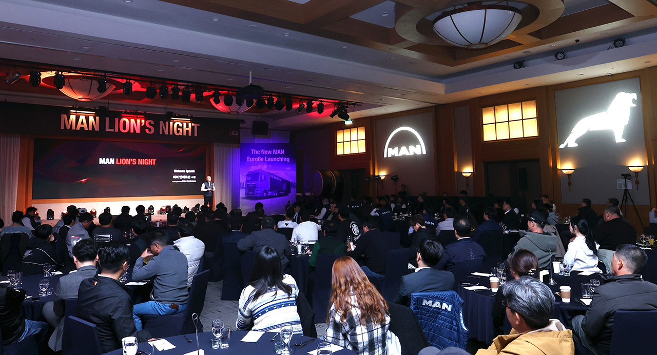 만트럭버스코리아의 국내 사업 현황 공유 및 문화 공연이 진행된 'MAN Lion’s Night 2025' 실내 프로그램 진행 모습. 