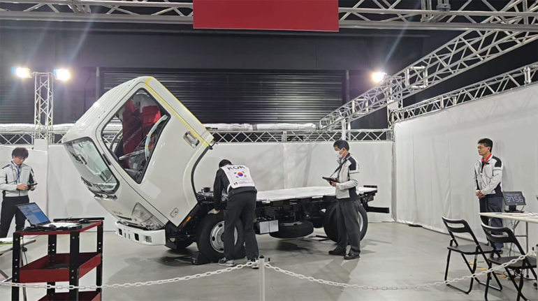 이스즈 트럭의 국내 수입·판매사 큐로모터스가 10월 28일부터 29일까지 일본 요코하마 '피아 아레나 엠엠(PIA ARENA MM)'에서 열린 '이스즈 세계 정비대회 아이원 그랑프리(I-1 Grand Prix 2025)'에 참가, 37개국 엔지니어들과 기량을 겨뤘다. 