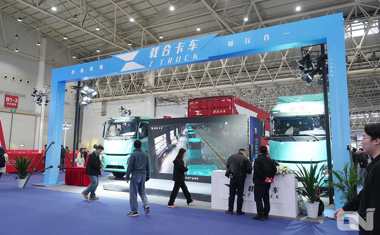 비교적 신흥 업체인 Z트럭도 전시장 중앙부에서 대형 전기트럭과 수소연료전지트럭을 선보이며 관람객들의 이목을 끌었다.