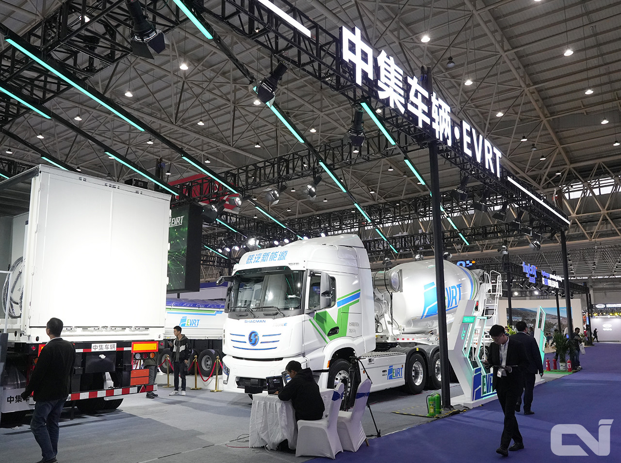 동풍자동차는 동풍상용차 EVRT 브랜드를 통해 대형 전기트럭과 일체화한 트레일러를 선보였다.