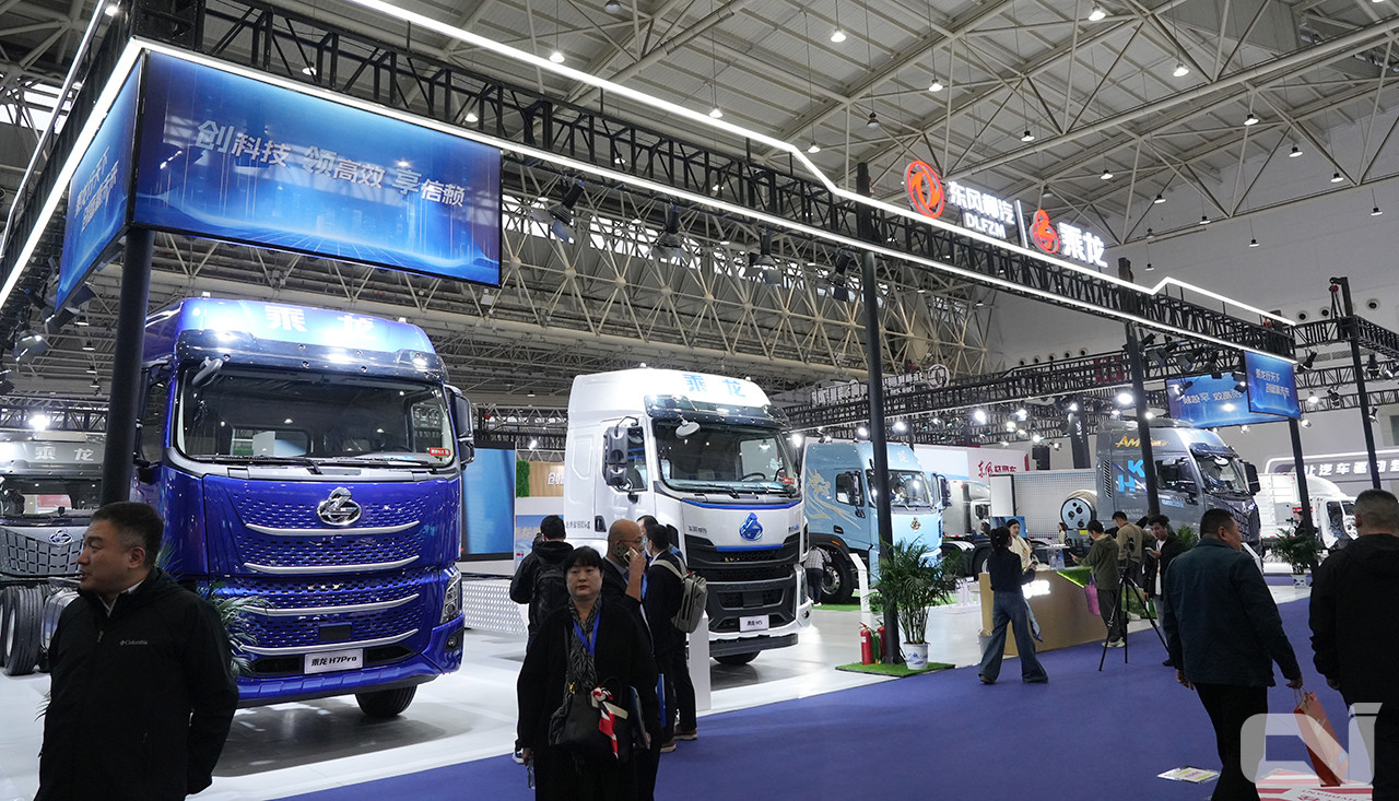 동풍자동차의 상용 계열사 동풍류기승룡 부스에서는 기존 디젤트럭과 LNG트럭 등 다양한 라인업이 소개됐다.