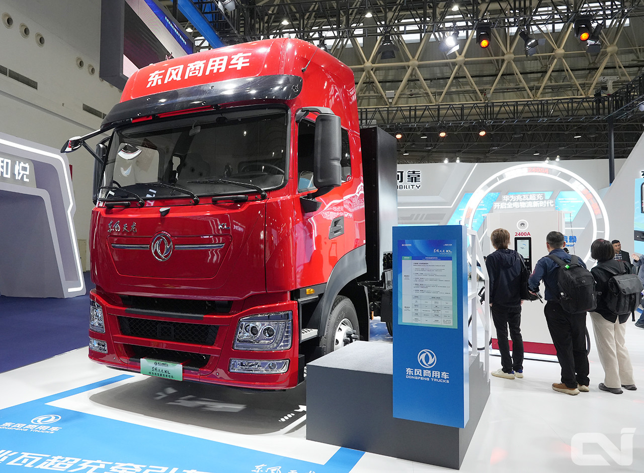 동풍상용차의 '드래곤즈 KL' 모델은 352kWh 배터리를 탑재한 이 차량은 2개의 충전기를 동시에 연결해 20분 안에 80%까지 충전이 가능했다.