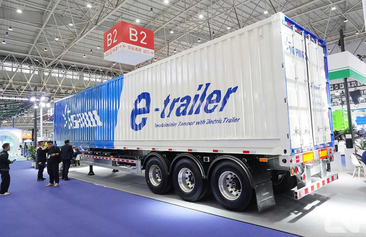  NGA사가 내놓은 스마트 전기 트레일러 모습. 연료 소비량을 50% 줄이고 종합 운송 에너지 비용을 20% 절감할 수 있으며, 트랙터의 운송 능력도 배가 시키는 것이 특징이다.