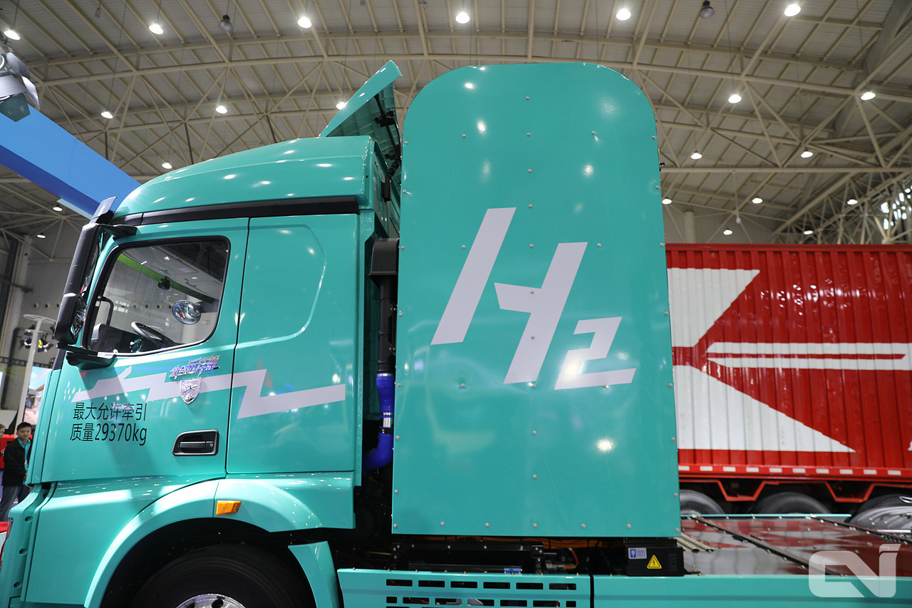 자이허자동차의 수소트럭에는 450L급 수소탱크 9개가 장착되어, 최대 1,500km를 주행할 수 있다.