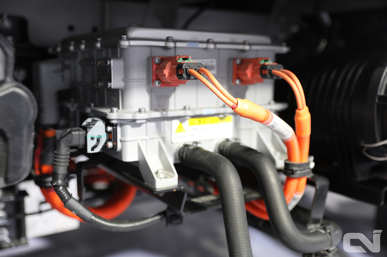 T5 하이브리드에 장착된 18.3kWh급 배터리의 모습.