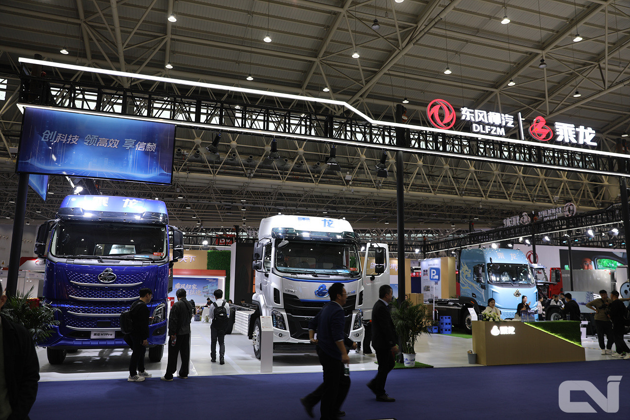 다양한 형태의 친환경 트럭을 선보인 승룡트럭 부스의 모습.