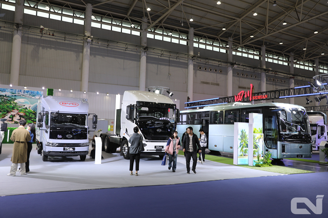 비야디는 준중형 하이브리드 트럭 및 대형 전기트럭과 전기버스를 선보였다.