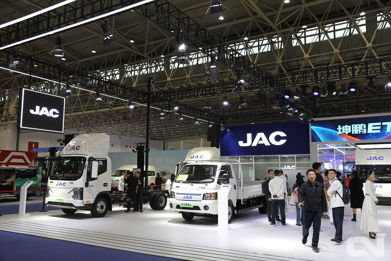 JAC 부스, 중소형 트럭 전문 브랜드답게 다양한 차급의 트럭들이 이번 CCVS 2025에 출품했다. 