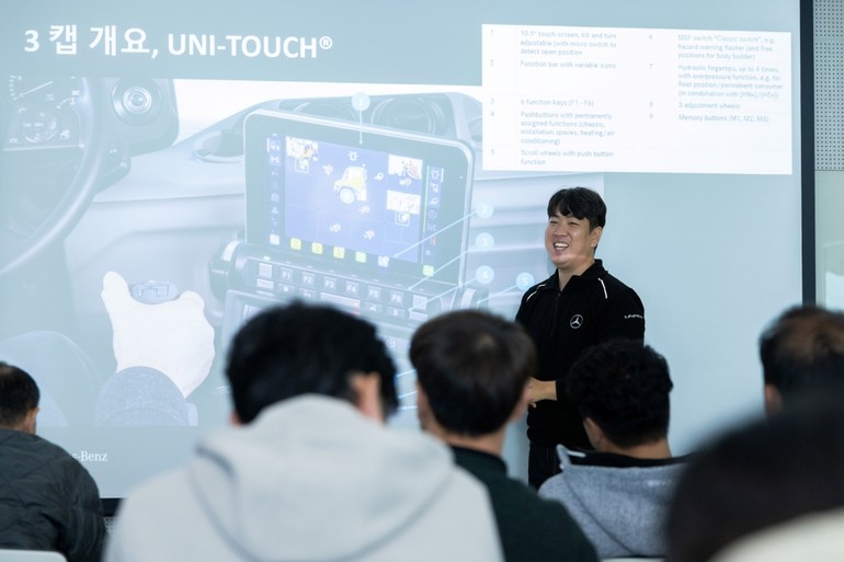 11월 5일부터 7일까지 천안 아산에 위치한 메르세데스-벤츠트럭 스타 센터에서 한국도로공사 유니목 운용 및 정비 담당자를 대상으로 실시한 기술 트레이닝이 성료됐다. 