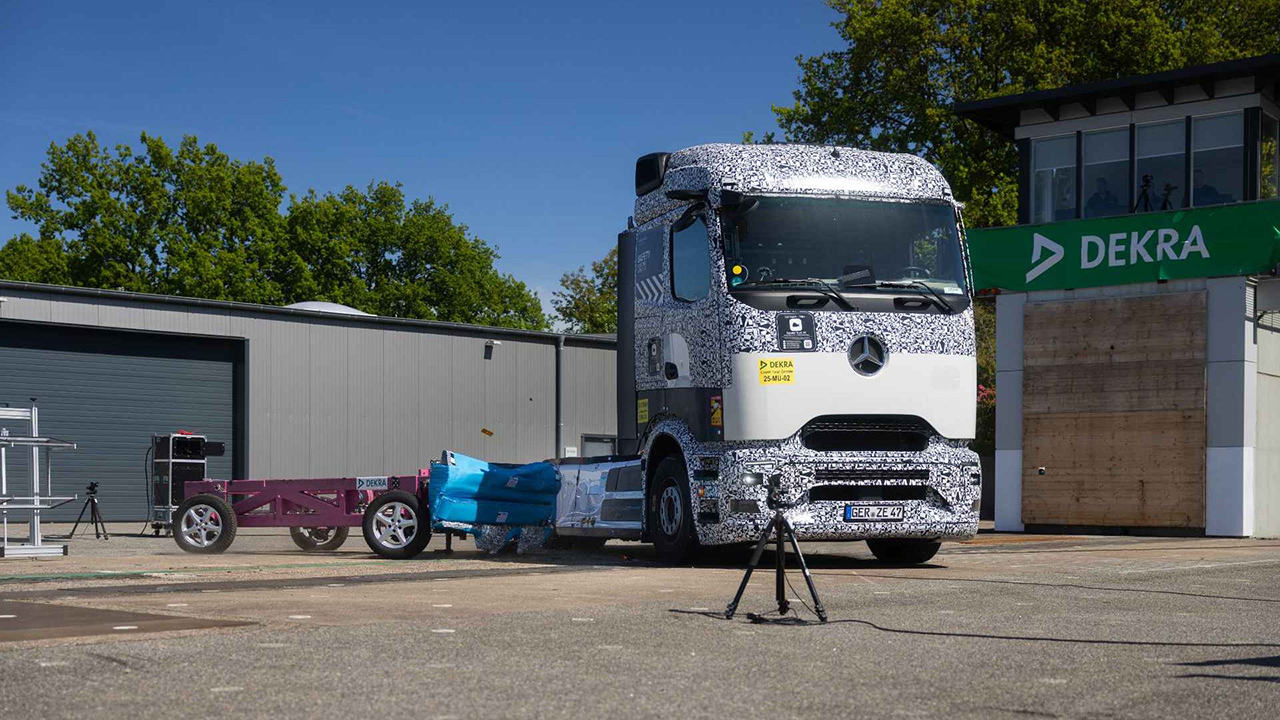 배터리 팩이 장착된 측면 충돌테스트를 진행 중인 벤츠트럭 'e악트로스 600'의 모습. 