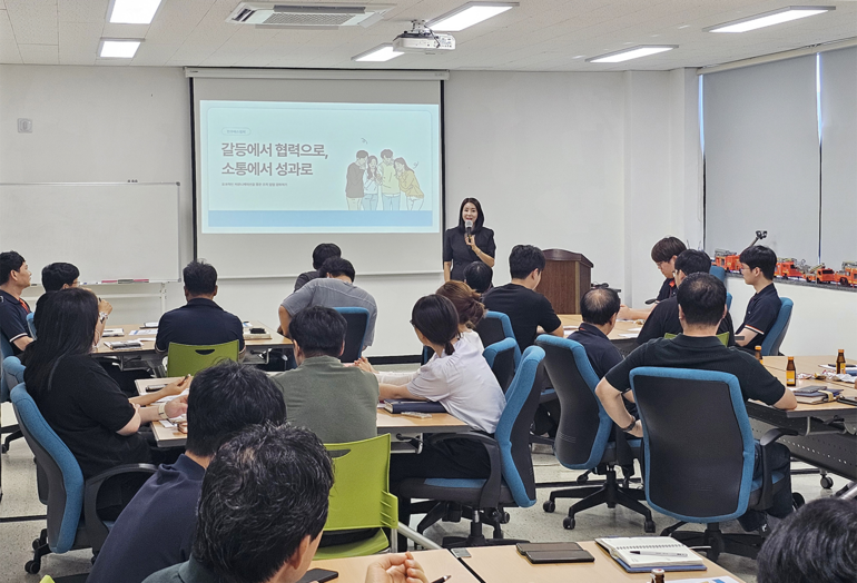 (재)자동차융합기술원(원장 오양섭)은  기회발전특구 수요맞춤형 인력양성사업의 일환으로 지난 8월부터 10월까지 3개월간 투자기업을 대상으로 운영한 7개 교육과정이 성공적으로 마무리됐다고 14일 밝혔다.