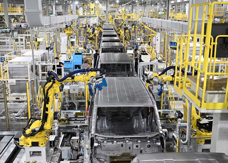 화성 EVO Plant East 차체 용접 생산라인 모습.