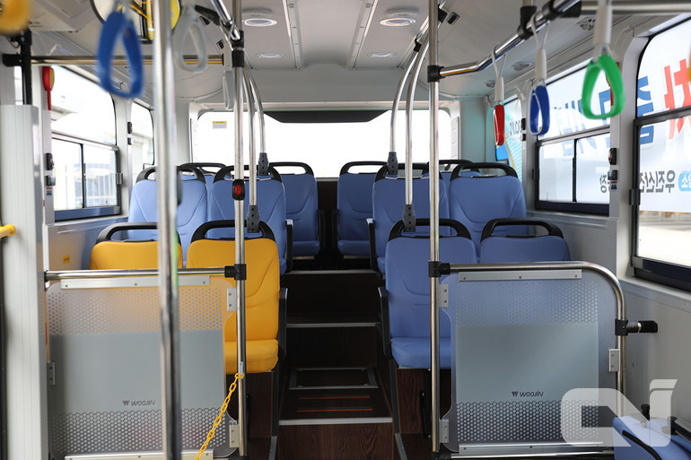 아폴로 900 H2 버스의 좌석 모습. 입좌석 포함 최대 41명의 승객을 수용할 수 있다.