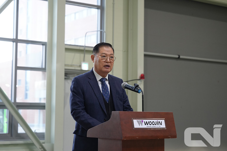 우진산전 수소버스 1호차 주인공인 신기범 은혜교통 대표는 “국내 최초 9m급 수소전기버스 1호차 출고는 노력의 결실이자, 대한민국 친환경 교통의 새로운 이정표가 될 것"이라 말했다.