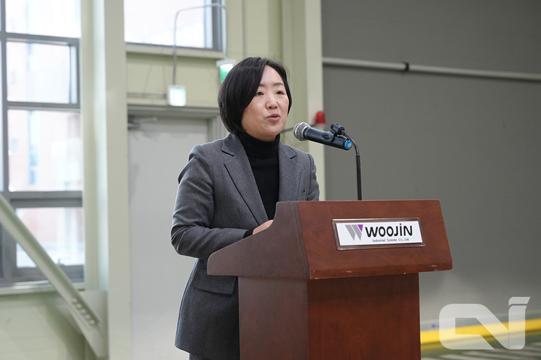 김정현 우진산전 대표이사(좌)가 수소버스 1호차 출고식과 관련, 인사말을 하고 있다.