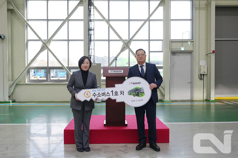 김정현 우진산전 대표이사(좌)와 수소버스 1호차 주인공인 신기범 은혜교통 대표(우).