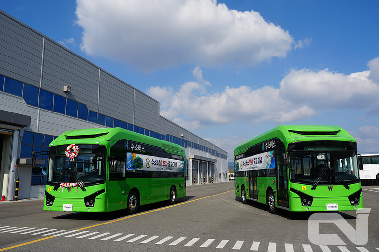 철도차량과 전기버스를 생산하는 국산 브랜드 ㈜우진산전이 국내 최초 전장 9m급 수소전기버스(이하 수소버스)를 공식 출시했다.