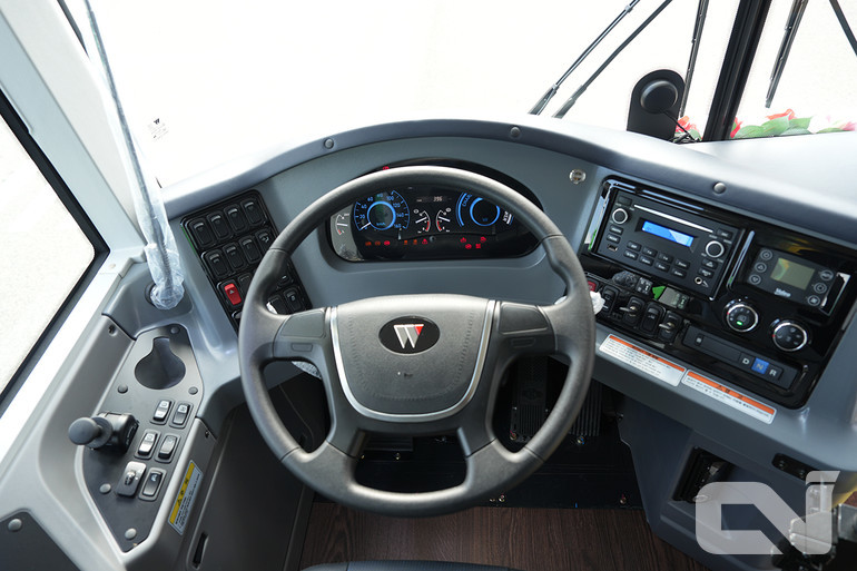 우진산전 수소버스 ‘아폴로 '900 H2’의 운전석 모습. 