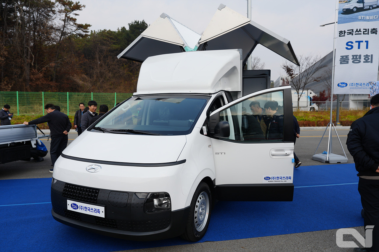 이날 품평회에 참석한 특장업계 관계자들이 ST1 특장차 라인업을 주의 깊게 살펴보고 있다.