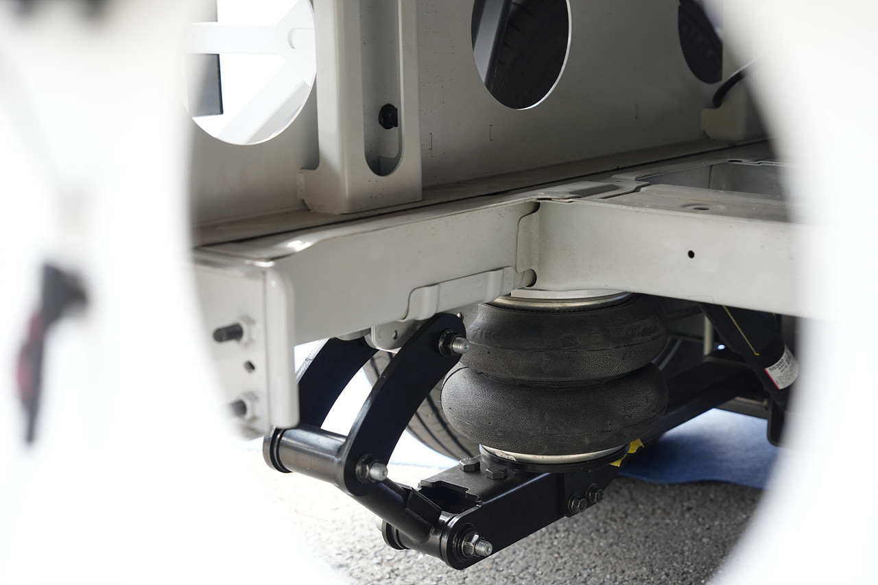 ST1 윙바디에 장착된 에어서스펜션. 기본은 리프 스프링이며, 옵션으로 에어서스펜션을 선택할 수 있다.