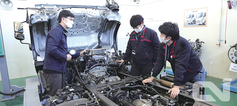 한국 이스즈 대표들이 차량의기술 지식에 관한 토론을 진행하고 있다.